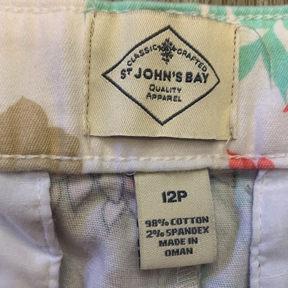St. John’s Bay Gorgeous Floral Capris by St. John’s Bay Size 12P - Picture 5 of 10